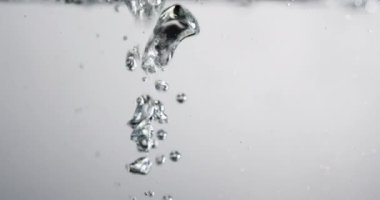 Su yüzeyinden yükselen kabarcıklarla sıvı akışı