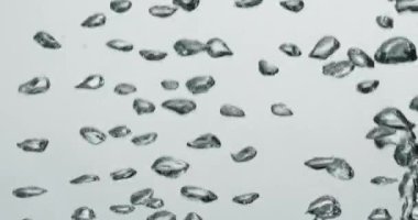 Suyun içinden yükselen soyut şekilli kabarcıklar