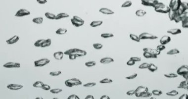 Suyun içinden yükselen soyut şekilli kabarcıklar