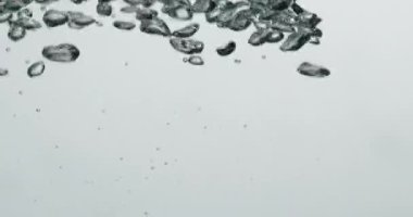 Suyun içinden yükselen soyut şekilli kabarcıklar