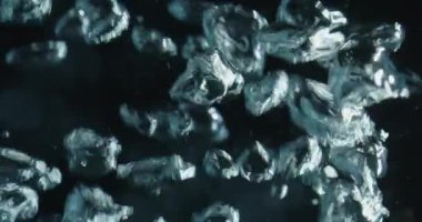 Mavi Baloncuklar Kara Arkaplan 'a Karşı Suda Yükseliyor