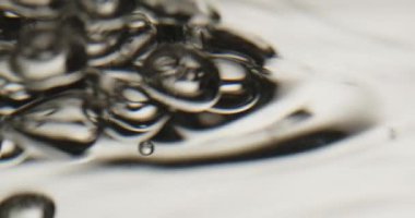 Su yüzeyine yükselen kabarcıklar