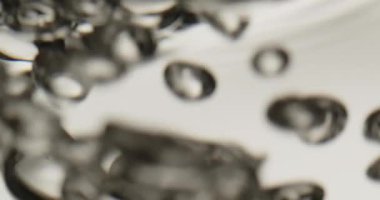 Su yüzeyine yükselen kabarcıklar