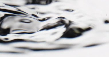 Su yüzeyine doğru yüzen soyut kabarcıklar