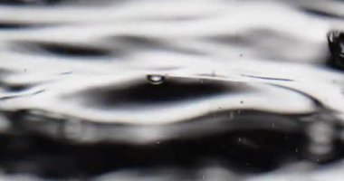 Sıvı suya döküldü. Yüzeye yükselen kabarcıklar oluşturdu.