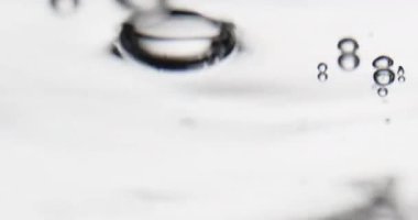 Su yüzeyine doğru yüzen soyut kabarcıklar