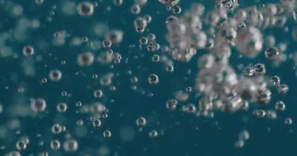 液体を注ぐと水に上昇する泡 — ストック動画