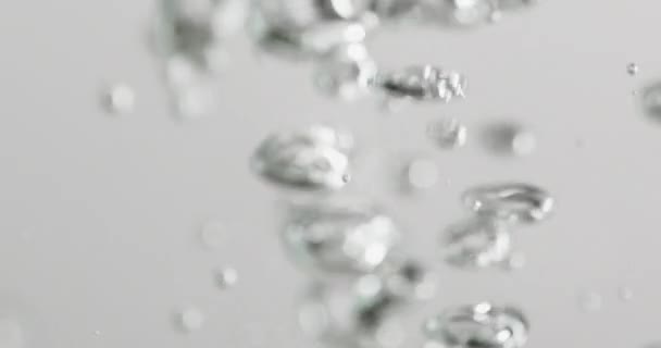 Vloeibare gieten in het water met Bubbels Stijgend — Stockvideo