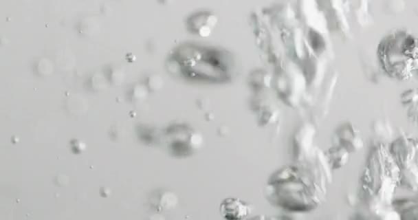 거품 이 일면서 물 속에 담가 놓는 액체 — 비디오