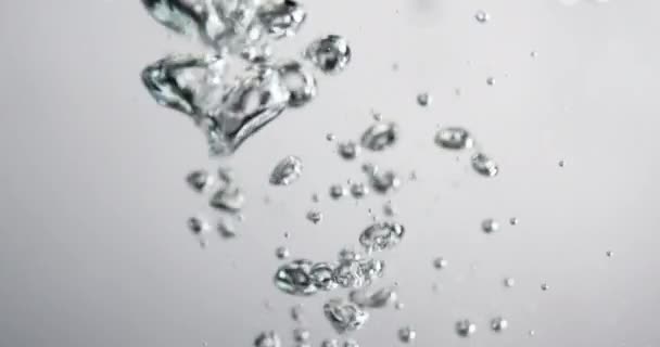 Líquido derramando através da água causando bolhas para subir — Vídeo de Stock