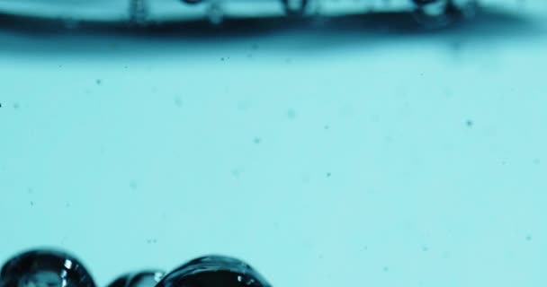 蓝色背景下浮出水面的气泡 — 图库视频影像