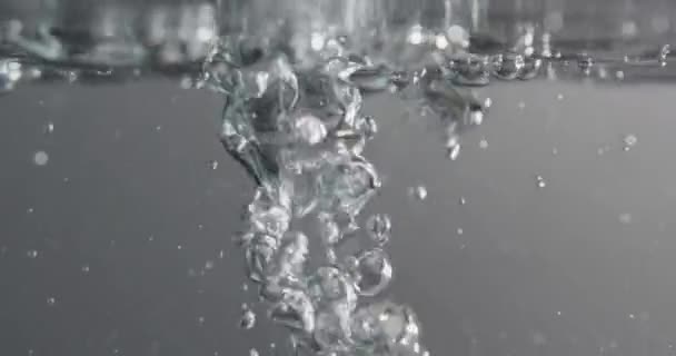 泡が立ち上がり、液体が添加されると形成する水表面 — ストック動画