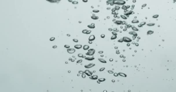 Liquido versato nell'acqua che crea bolle crescenti — Video Stock