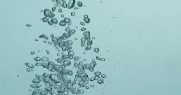 Liquide versé dans l'eau créant des bulles montantes — Video