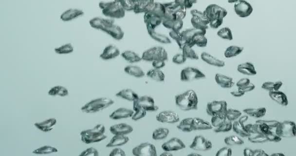 Abstracte gevormde bubbels stijgen door het water — Stockvideo