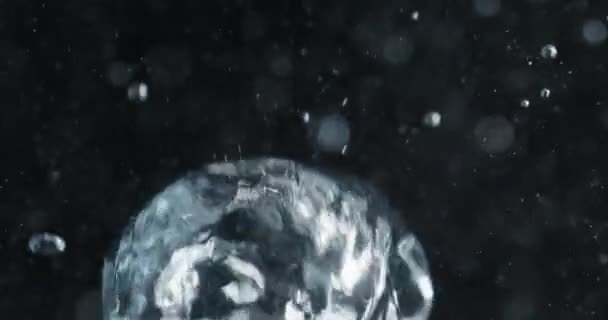 Abstrakt blå bubblor stiger genom vatten — Stockvideo