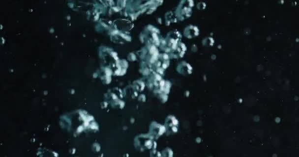Burbujas azules abstractas subiendo a través del agua — Vídeos de Stock