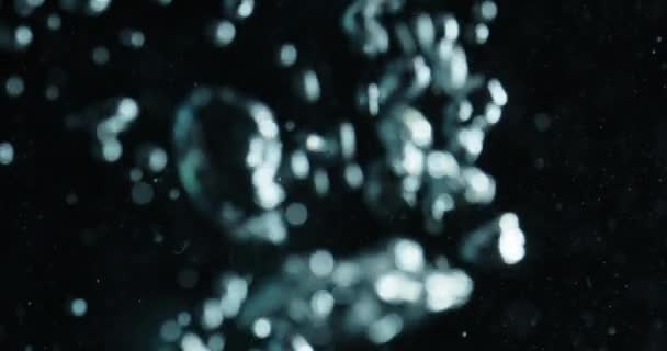 Пузыри лопаются и плывут по воде — стоковое видео