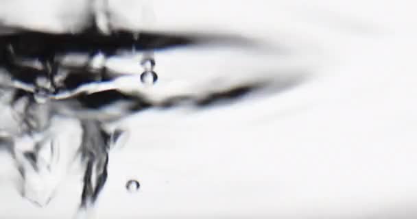 Blasen an der Wasseroberfläche — Stockvideo
