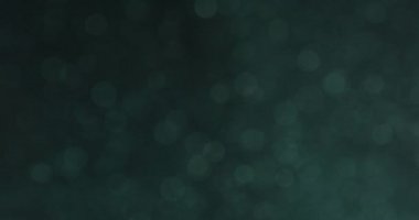 Siyah Arkaplan Karşısında Sudaki Yeşil Baloncuklar