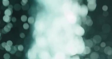 Siyah Arkaplan Karşısında Sudaki Yeşil Baloncuklar