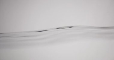 Beyaz Arkaplan Karşısında Su Yüzeyi