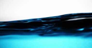 Beyaz Arkaplan Karşısında Mavi Su Yüzeyi