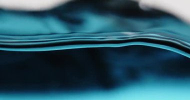 Mavi Su Yüzeyi Soyut Şekiller Yapıyor