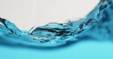 Mavi Su Yüzeyi, Soyut Şekiller Oluşturan Dalgalarla Hareket Ediyor