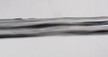 Hareket halindeki su yüzeyi soyut şekiller oluşturuyor