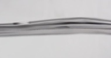 Hareket halindeki su yüzeyi soyut şekiller oluşturuyor