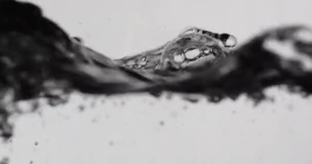 Superficie de agua en movimiento con olas que hacen formas abstractas — Vídeo de stock