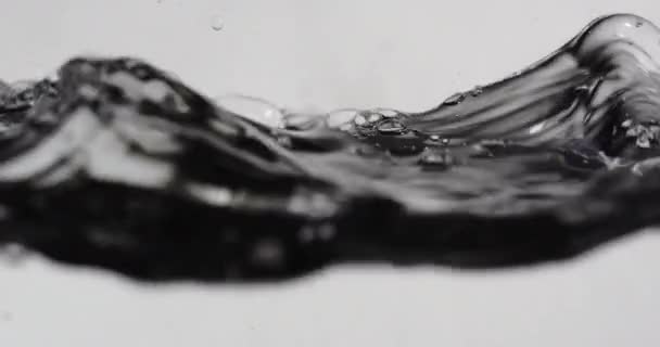 Επιφάνεια νερού σε κίνηση με κύματα κάνοντας αφηρημένες μορφές — Αρχείο Βίντεο