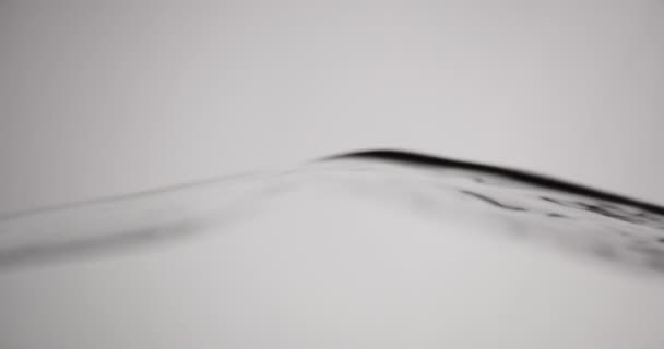 Επιφάνεια νερού σε κίνηση σε λευκό φόντο — Αρχείο Βίντεο