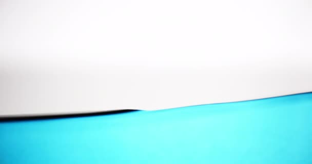 Μπλε επιφάνεια του νερού σε κίνηση σε λευκό φόντο — Αρχείο Βίντεο