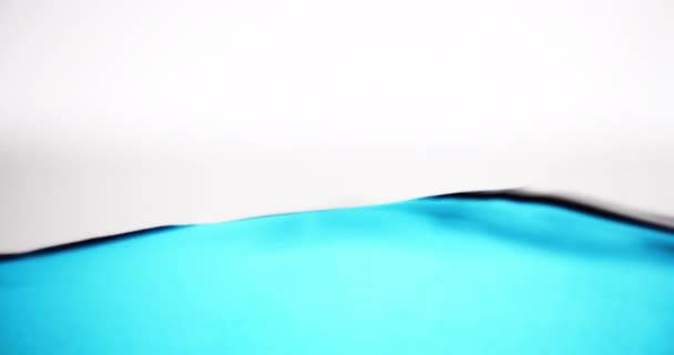 Μπλε επιφάνεια του νερού σε κίνηση σε λευκό φόντο — Αρχείο Βίντεο