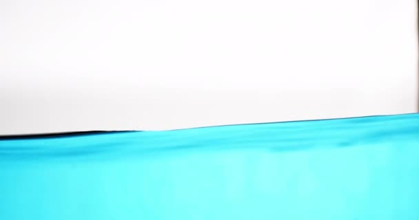蓝色水面在白色背景下运动 — 图库视频影像