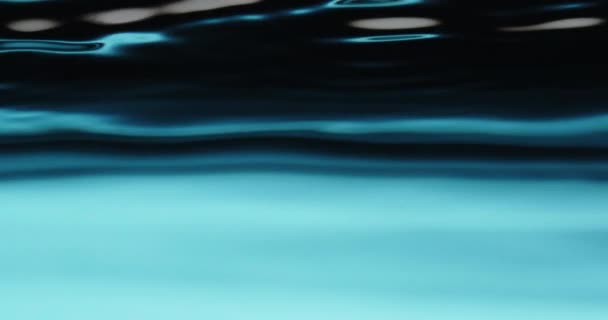 Superficie blu dell'acqua in movimento che crea forme astratte — Video Stock