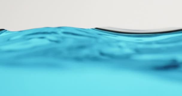 Blaue Wasseroberfläche in Bewegung: Wellen schaffen abstrakte Formen — Stockvideo