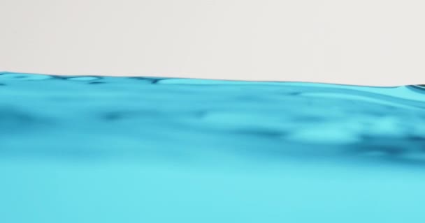 Superficie de agua azul en movimiento con olas que crean formas abstractas — Vídeo de stock