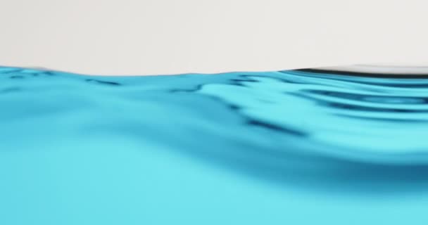 Μπλε επιφάνεια νερού σε κίνηση με κύματα που δημιουργούν αφηρημένες μορφές — Αρχείο Βίντεο