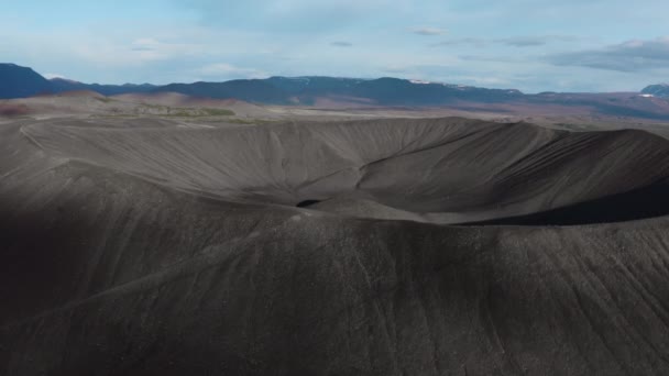 아이슬란드 화산섬의 거대 한 검은 분화 구 위로 솟아오르는 드론 — 비디오