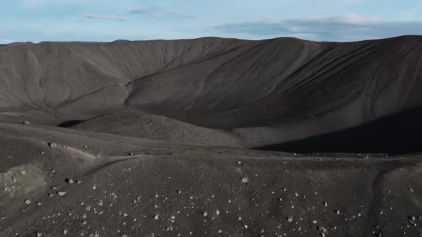 アイスランドの大きな黒いクレーターの上に戻るドローン火山 — ストック動画