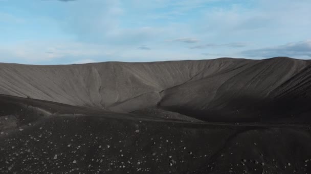 Drone tirant vers l'arrière sur le grand cratère noir du volcan Islande — Video