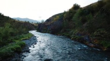 Akureyri Kanyonundaki Nehrin Üzerindeki Drone