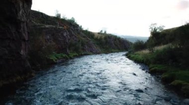 Akureyri Kanyonundaki Nehrin Üzerindeki Drone