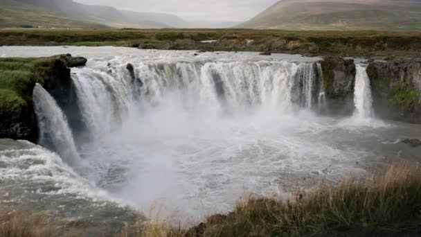 Proudící kaskádová voda z Godafossova vodopádu — Stock video