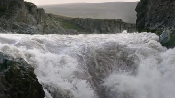 Kaskadenwasser des Godafoss-Wasserfalls — Stockvideo