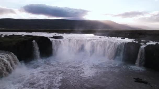 Drone sobre el flujo de agua en cascada de la cascada Godafoss — Vídeo de stock