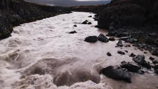 Drone boven Geitafoss waterval en rivier — Stockvideo